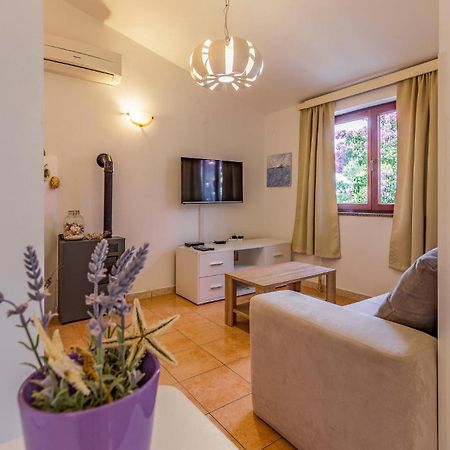 2 Bedroom Beautiful Apartment In Premantura Luaran gambar