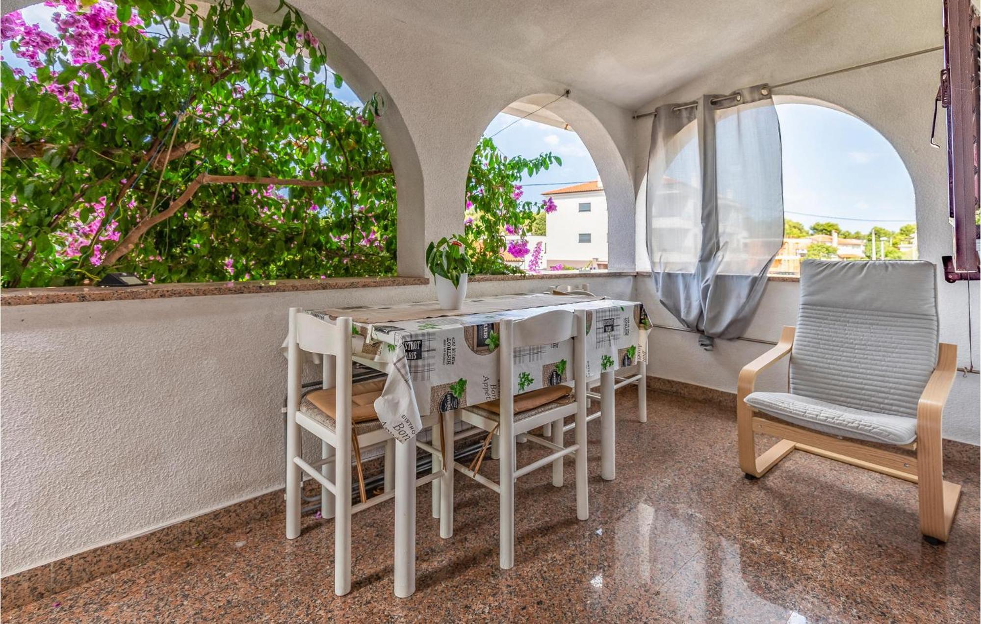2 Bedroom Beautiful Apartment In Premantura Luaran gambar