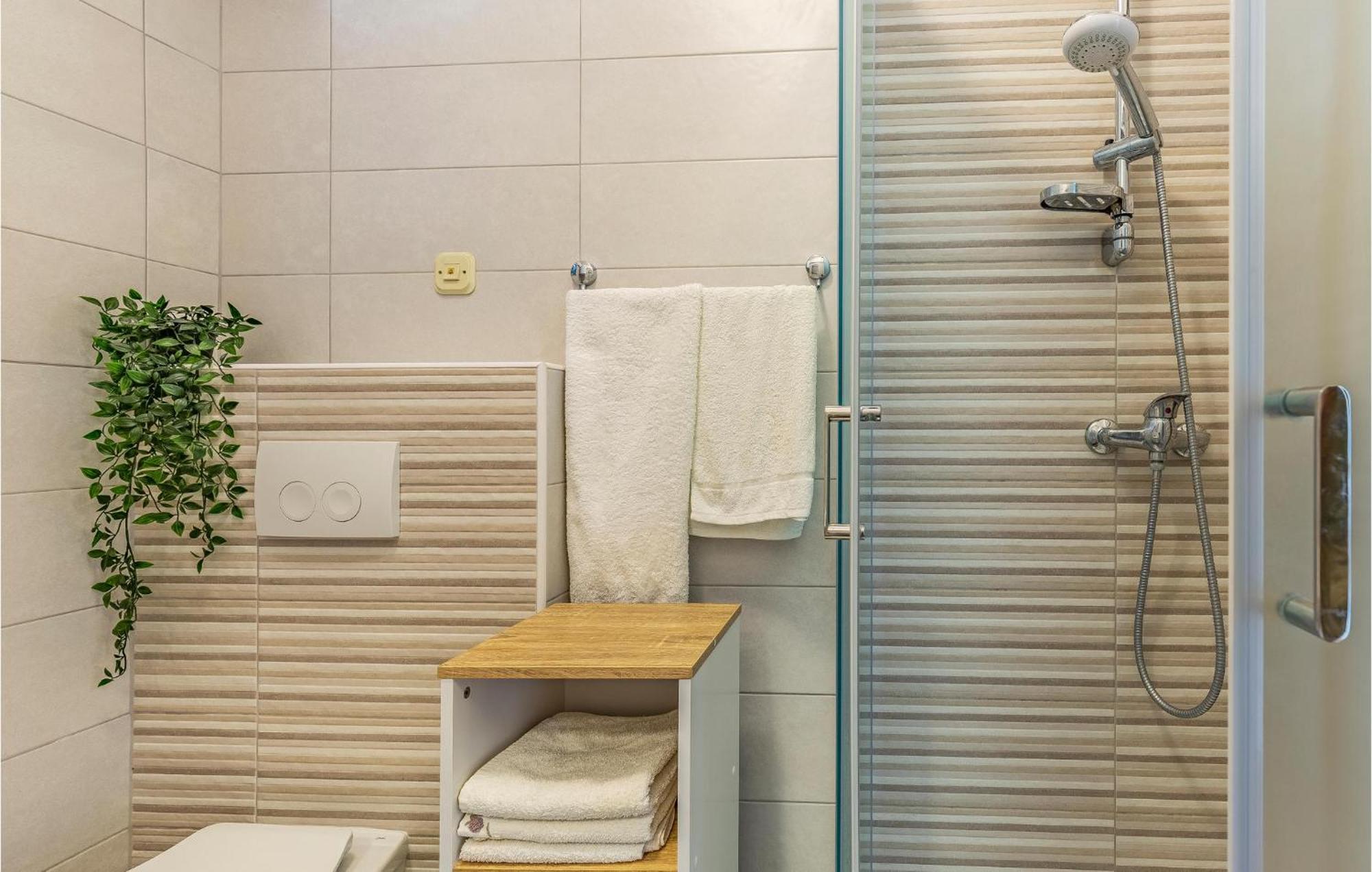 2 Bedroom Beautiful Apartment In Premantura Luaran gambar